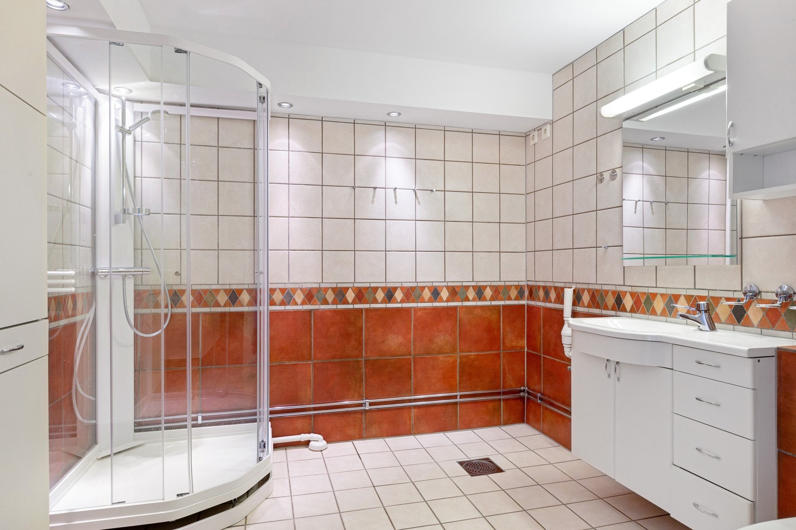 Nåværende eier erstattet badekar med dusjkabinett rett etter overtagelse. Galleribilde