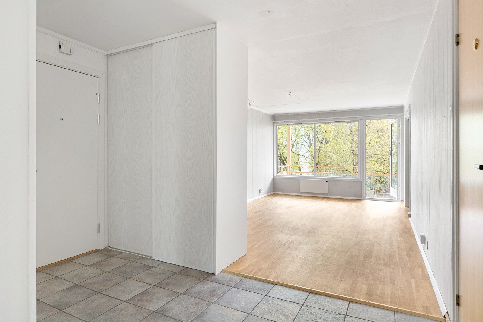 Entré. Leiligheten er lys og gjennomgående som gir et åpent og luftig preg. Galleribilde