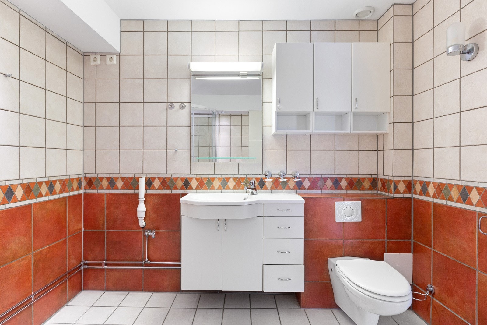 Badet har en fin størrelse, standard antatt fra byggeår. Her har du flislagt gulv m/ varmekabler og flislagte vegger. Galleribilde