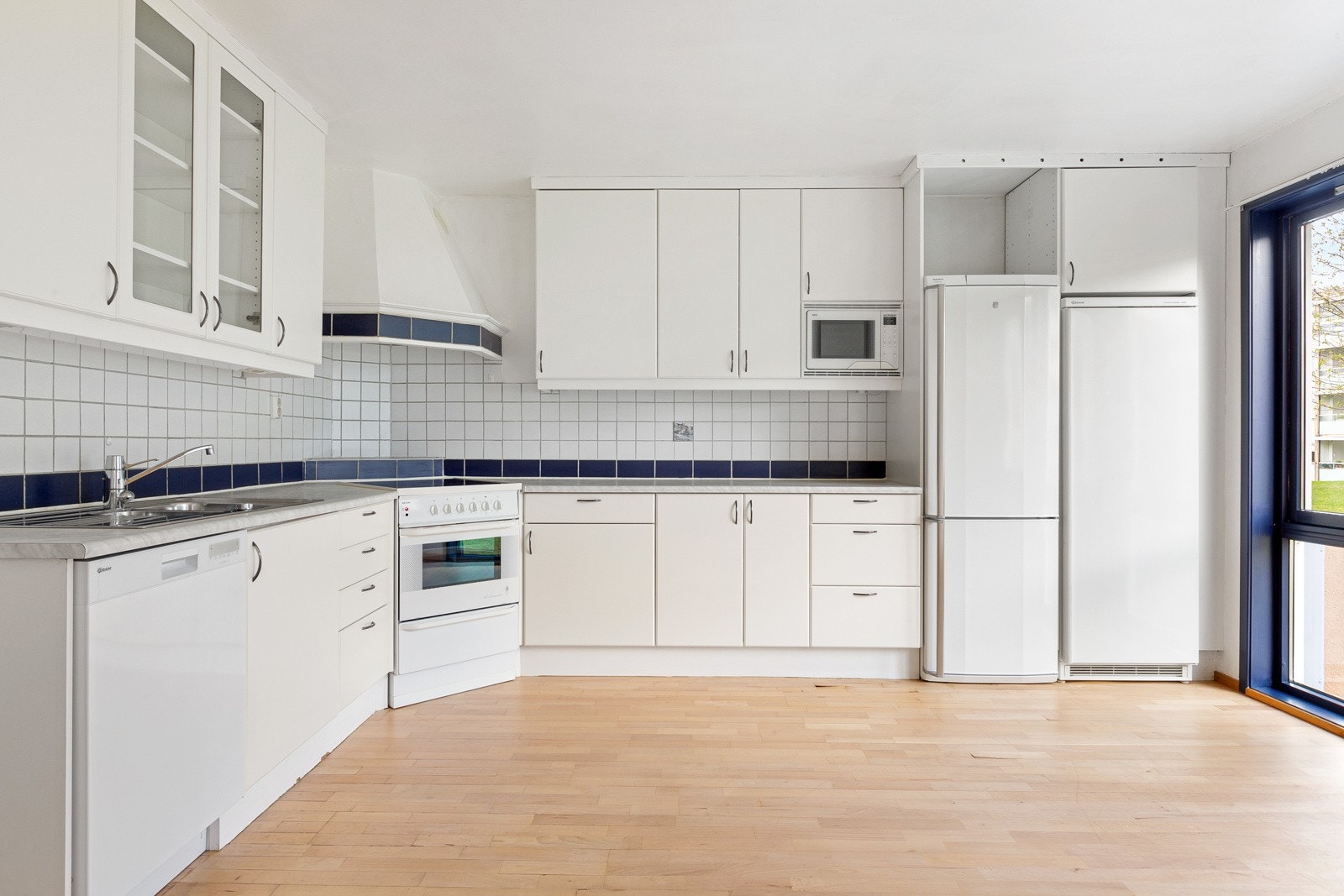 Kjøkkenet er romslig med mye oppbevaringsmuligheter og plass til spisebord. Galleribilde