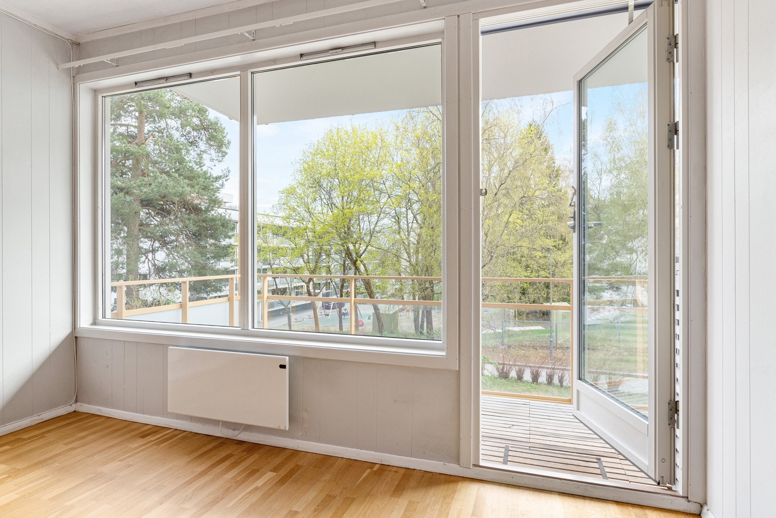 Gode vindusflater i stuen med utgang til balkongen. Galleribilde