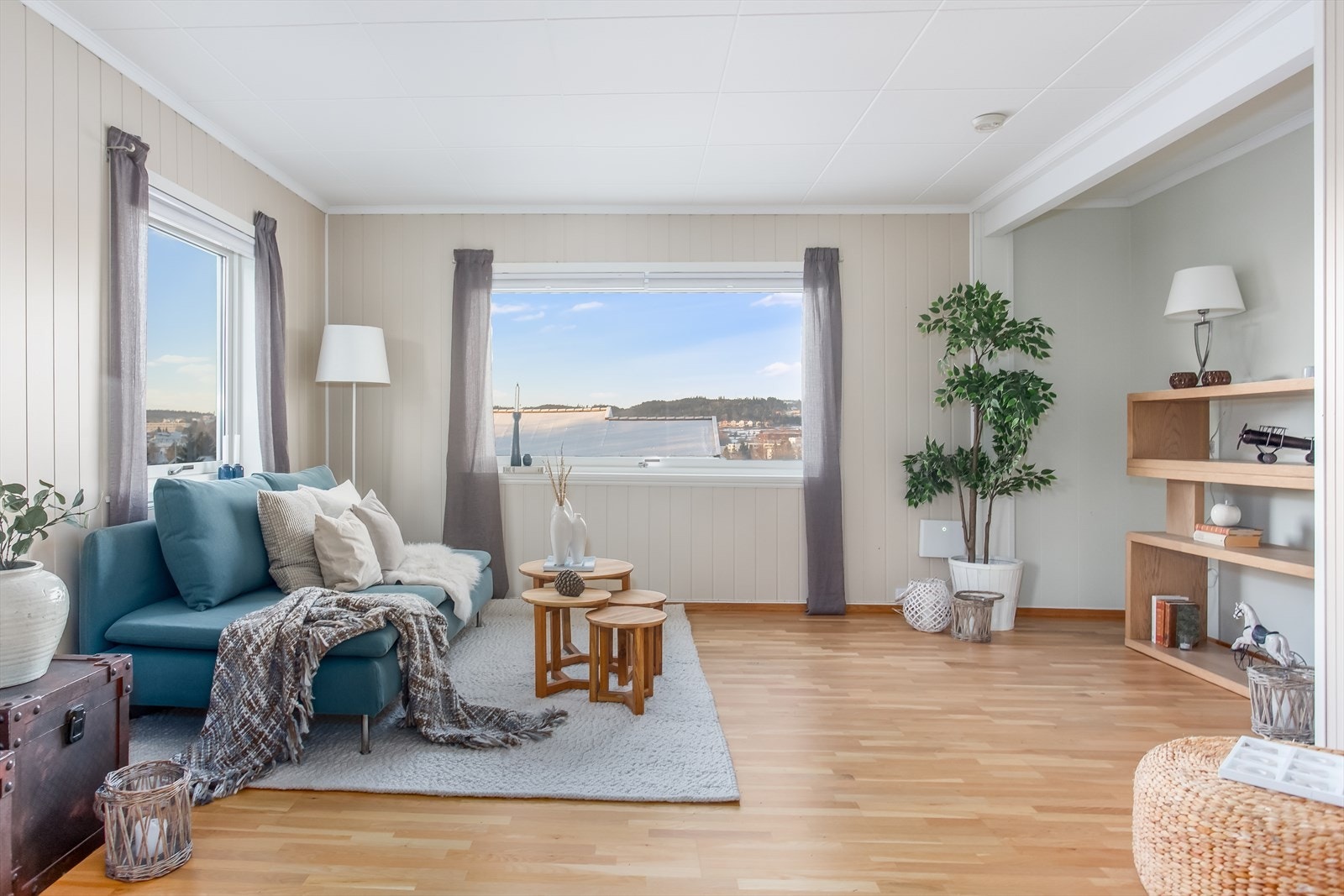 Etasjen byr også på en luftig stue med delvis åpen løsning til kjøkkenet Galleribilde