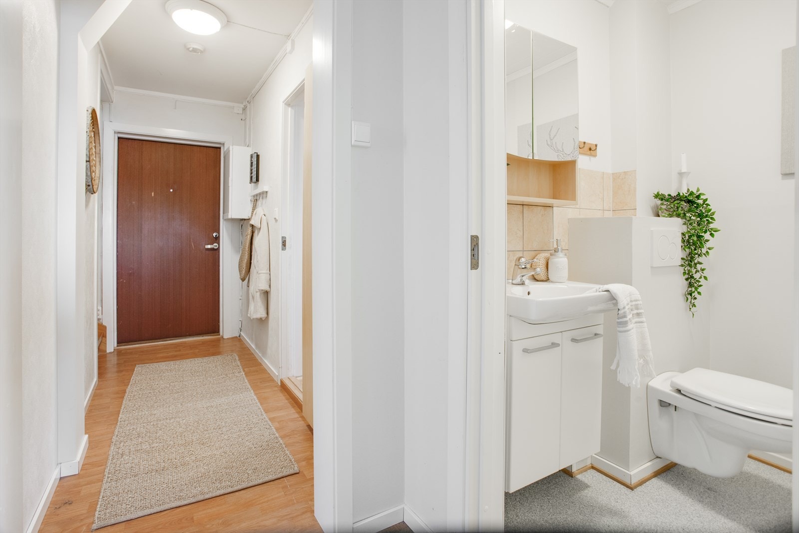 Lys entré på drøyt 6 m² med tilhørende toalett Galleribilde