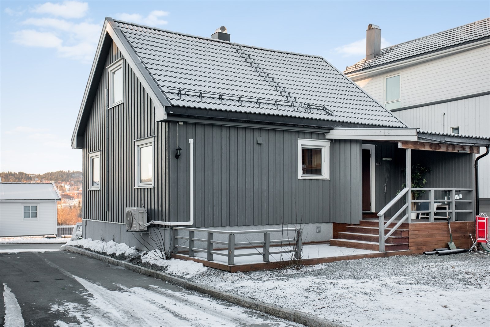 Eneboligen ligger sentralt plassert på Rosten, med gangavstand til Heimdal sentrum og City Syd. Galleribilde