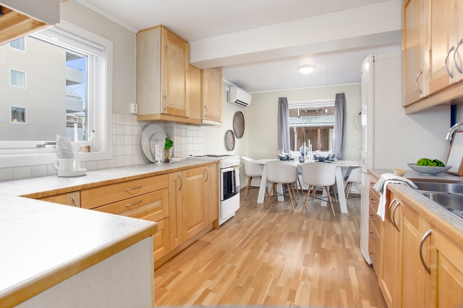 Praktisk spisekrok med plass til hele familien i enden av kjøkkenet Galleribilde