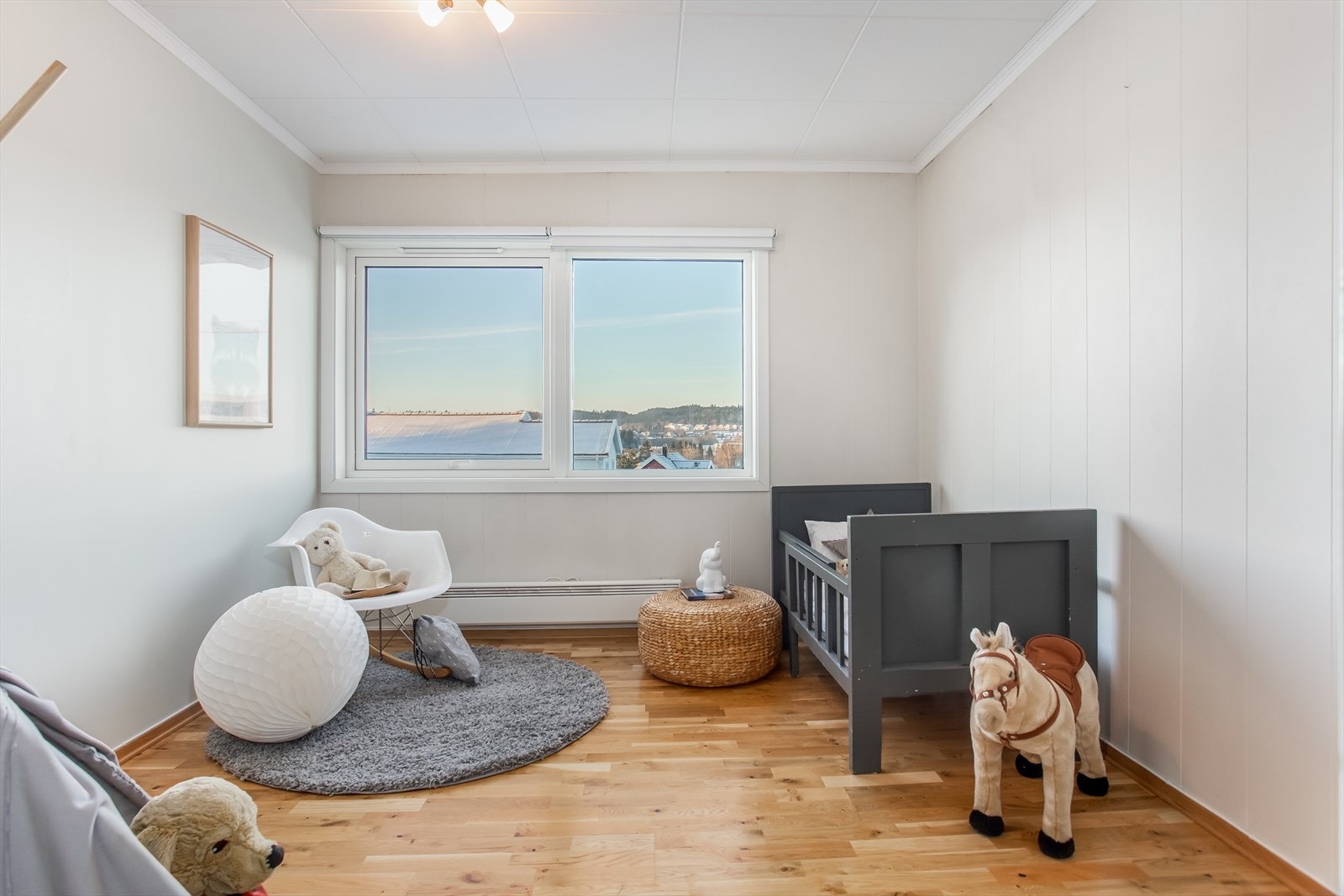 Soverommet i første etasje er på 9,5 m², og nyter samme utsikt som stua Galleribilde