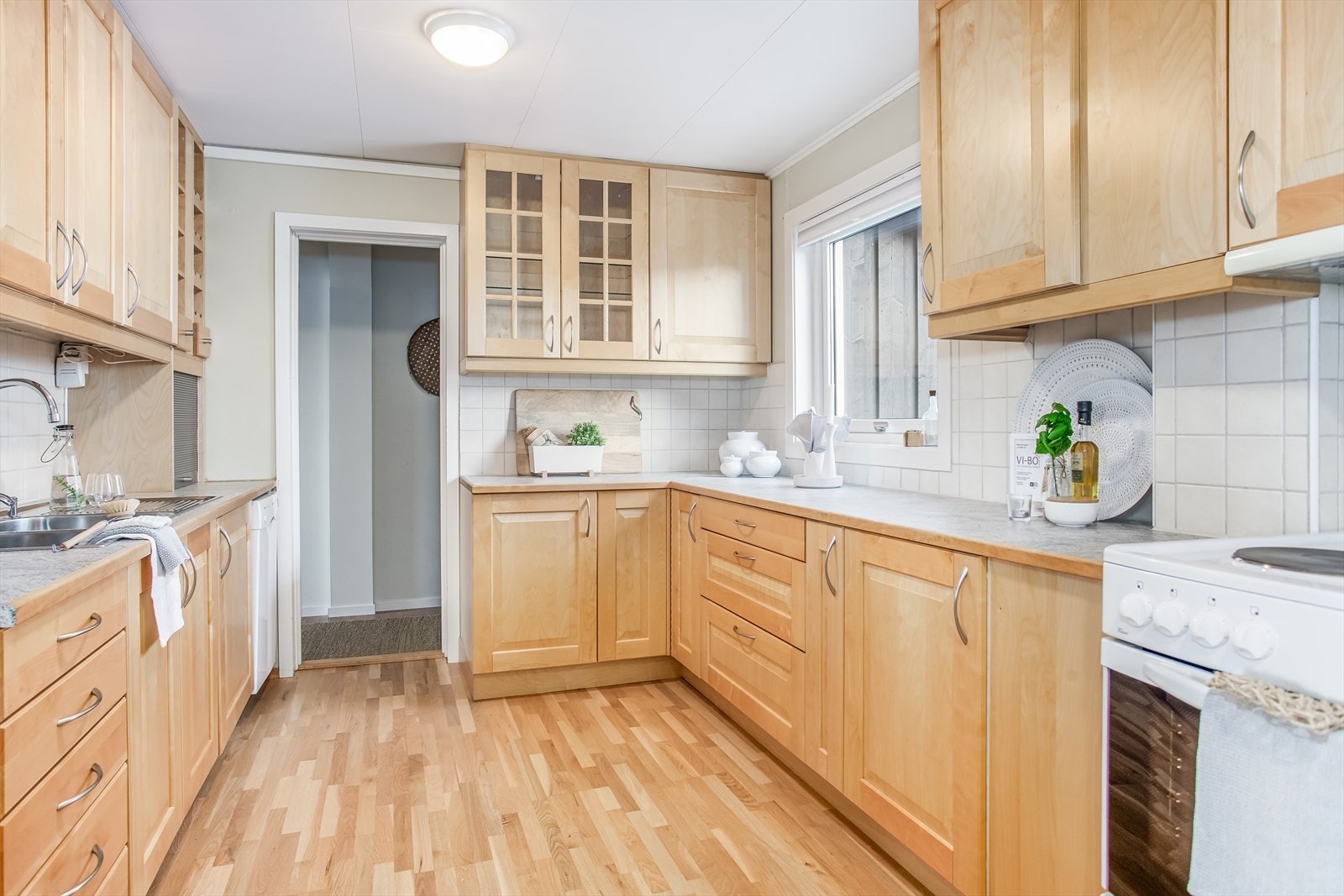 Kjøkkenet har rikelig med skap- og benkeplass og har fått TG1 av takstmann Galleribilde