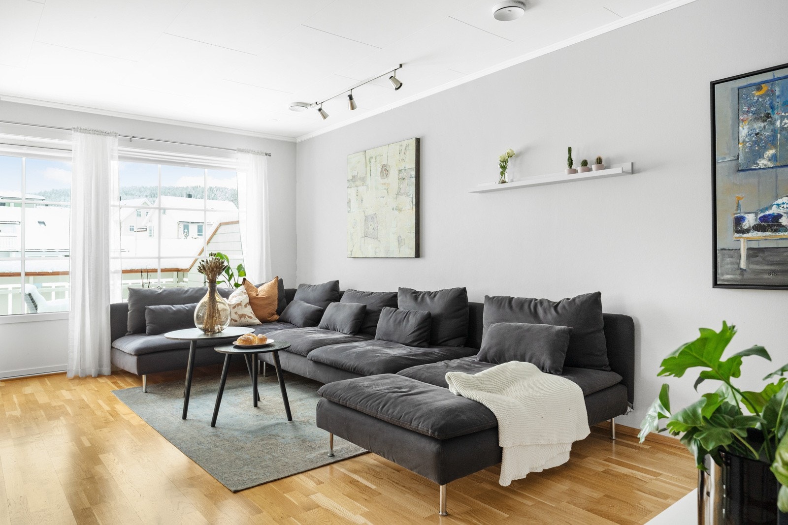 Lys og moderne stue med utgang til en flott terrasse på ca. 20 m² Galleribilde
