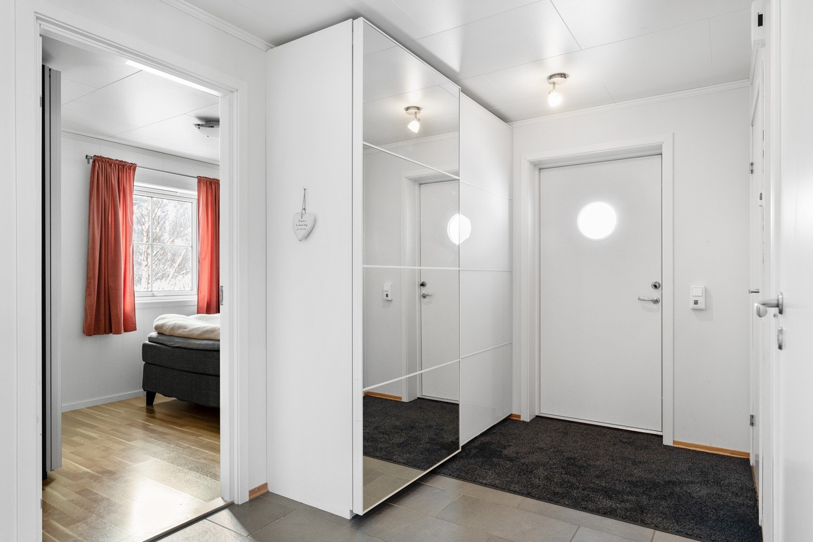 Lys og pen entre. Det er varmekabler i gulv i hele 1.etasje, unntatt soverommene. Galleribilde