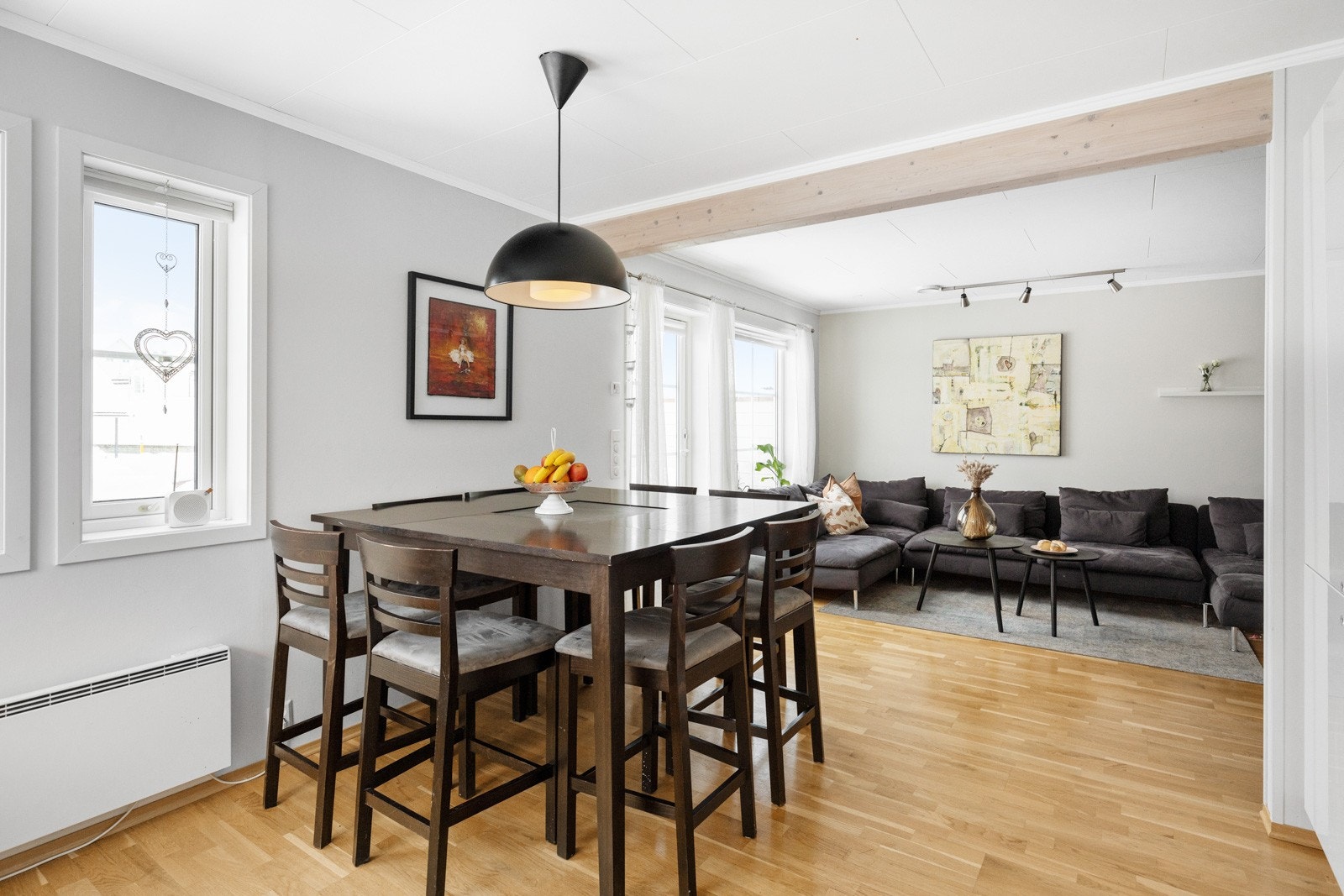 Det er god plass til både sofa- og spisegruppe med tilhørende møblement. Galleribilde
