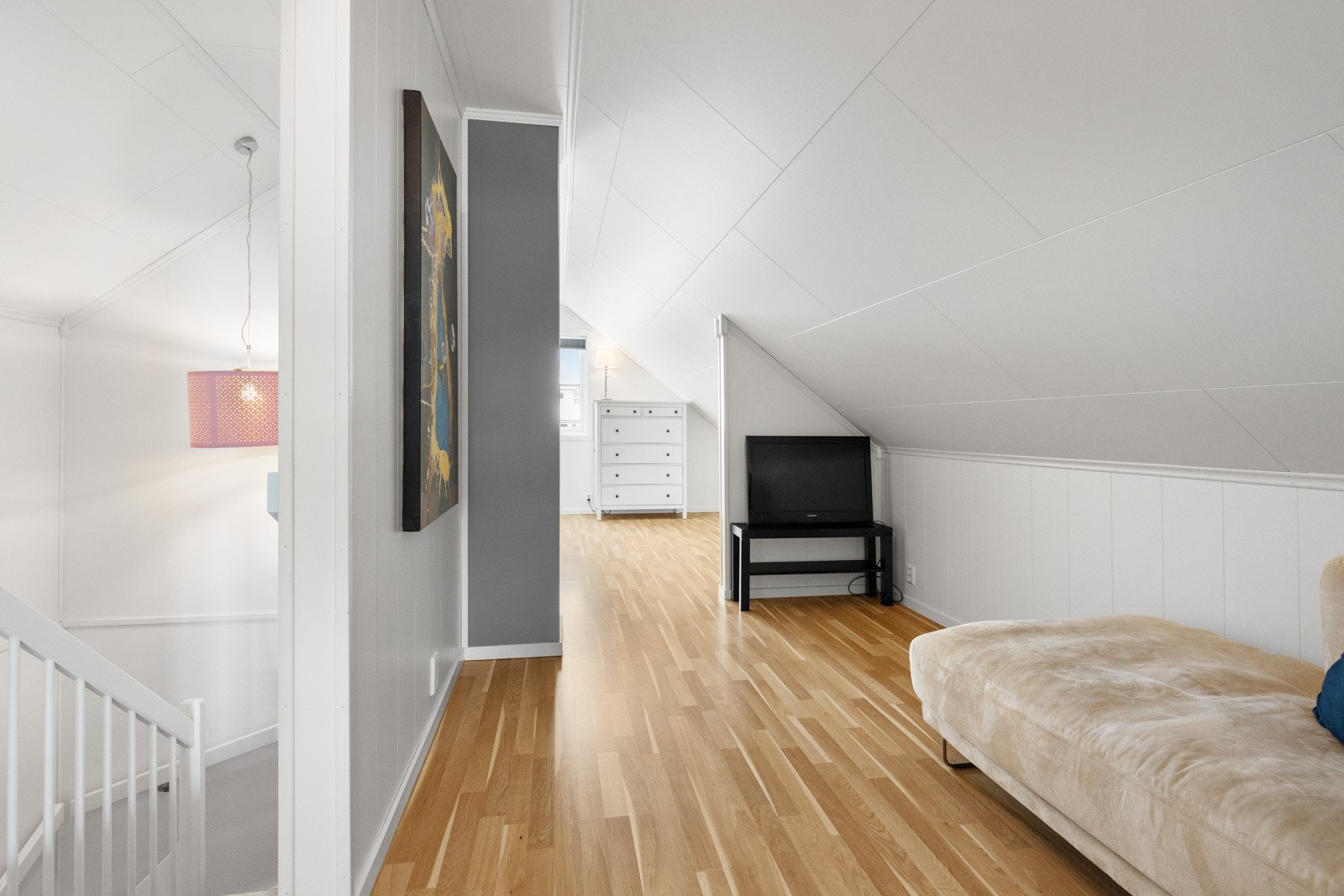 Boligen går over to plan og har en arealeffektiv planløsning. Galleribilde