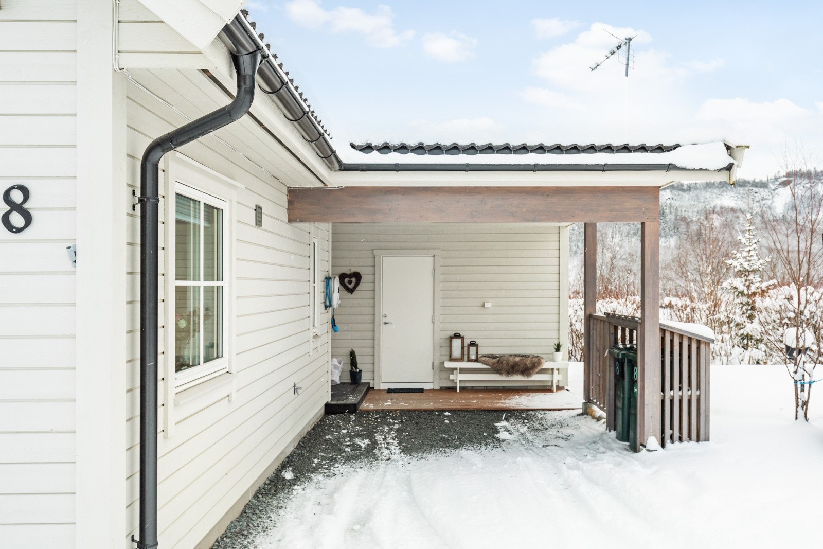 Carport ved inngangspartiet med strømuttak og ladepunkt for elbil Galleribilde