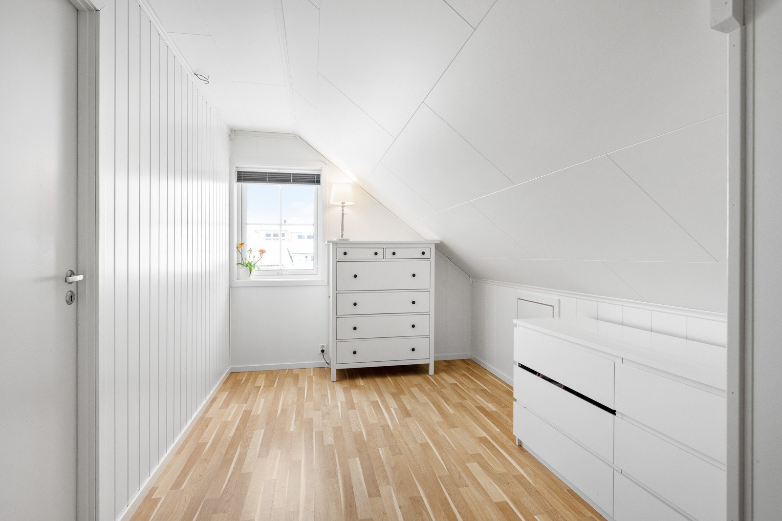 Det gjøres oppmerksom på at nåværende eier har satt opp vegg og omgjort opprinnelig loftstue til et ekstra soverom. Se punkt diverse i salgsoppgaven. Galleribilde