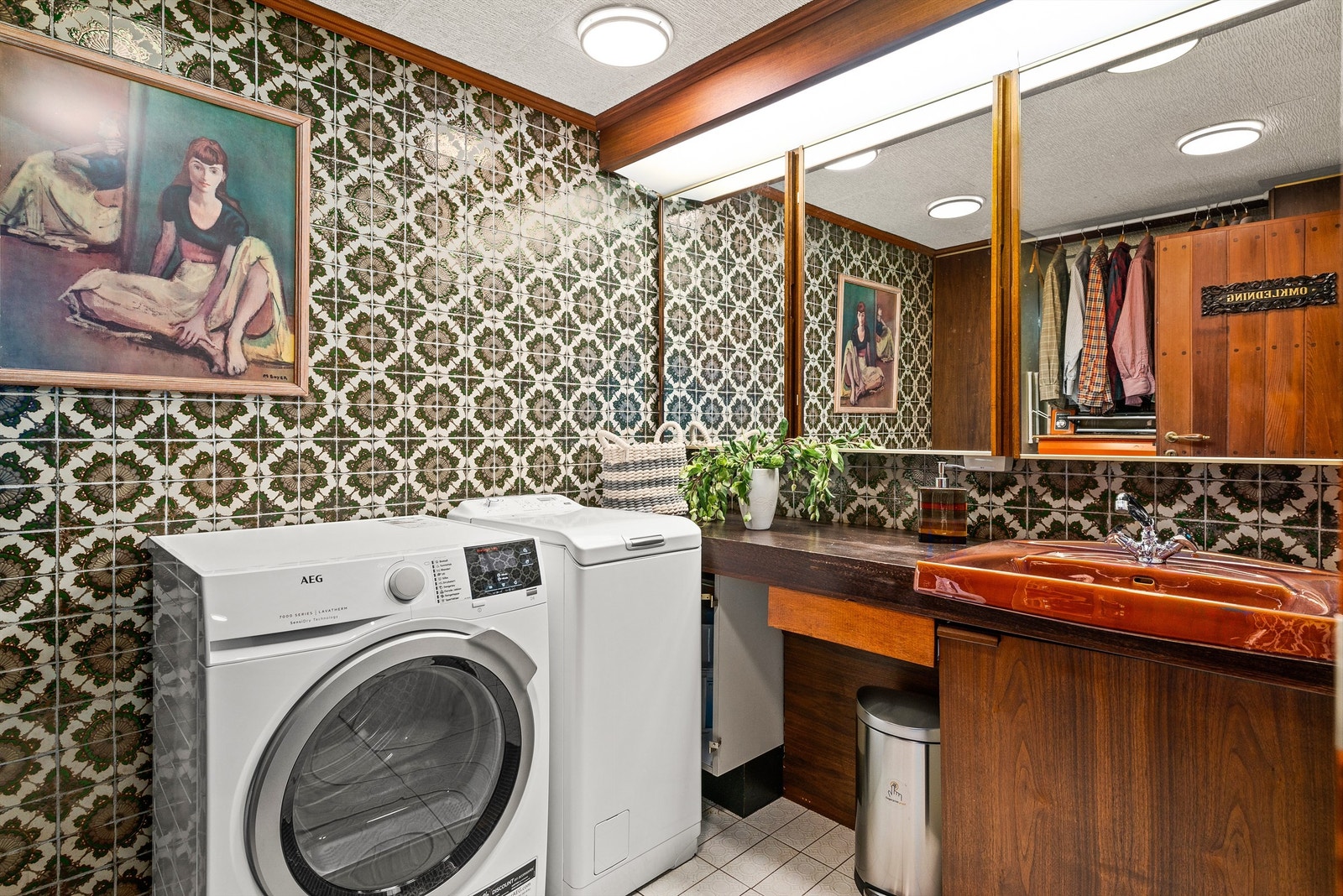 I kjelleren er det et tidstypisk omkledningsrom med opplegg for vaskemaskin. Galleribilde