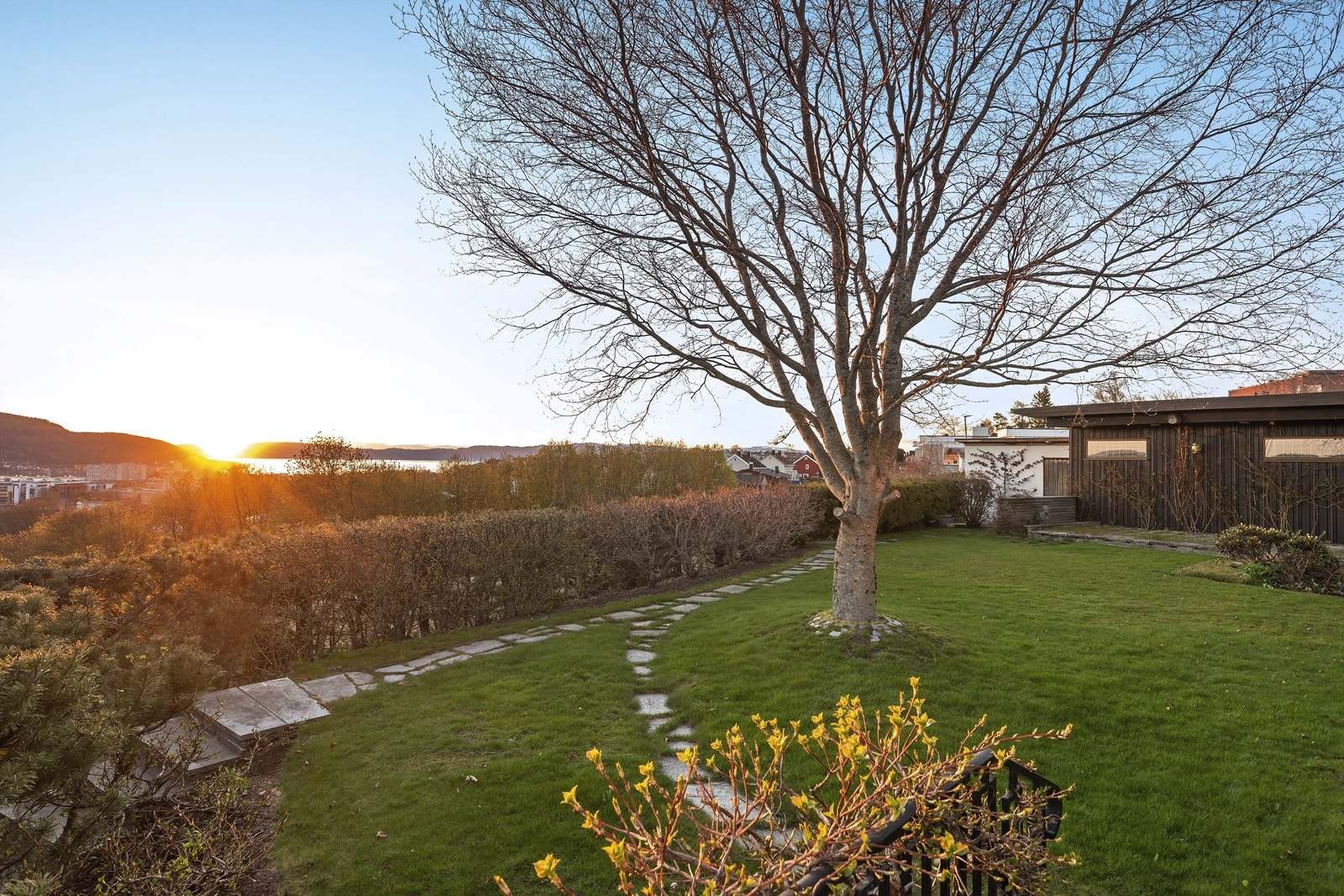 Boligen ligger på enden av et høydedrag. Spektakulær utsikt og sol fra morgen til kveld. Galleribilde