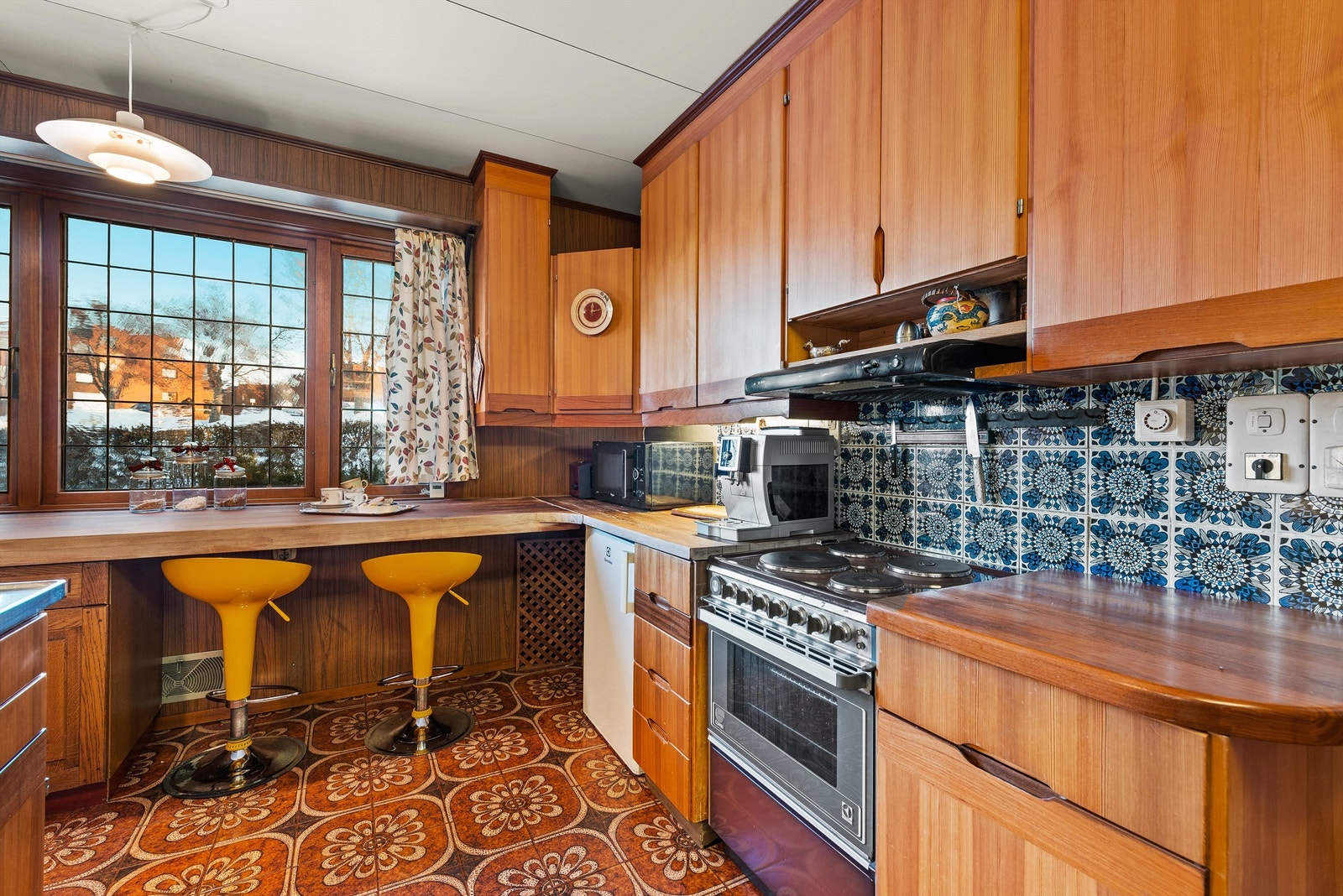 Romslig kjøkken med god skap- og benkeplass. Galleribilde