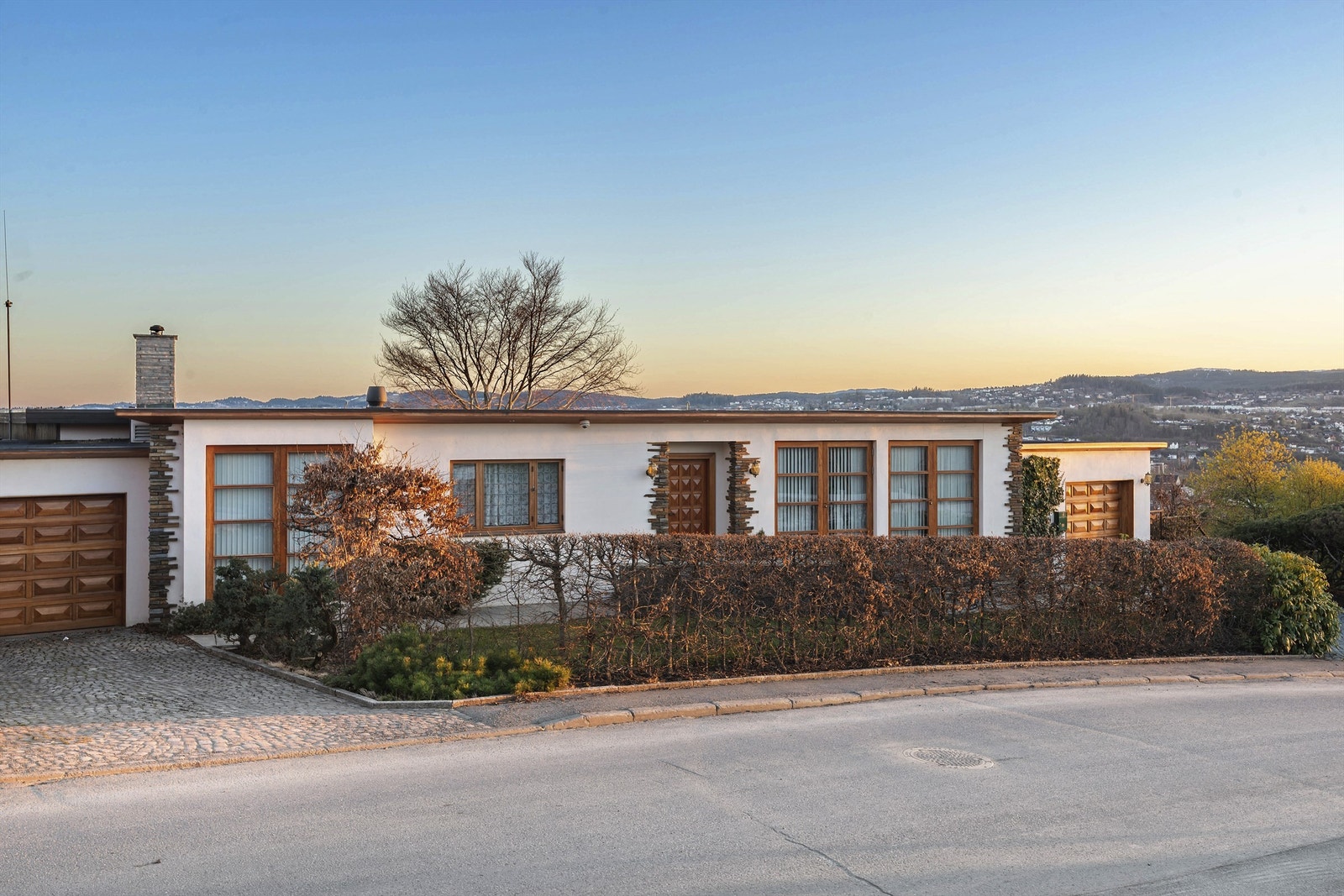 Stor, arkitekttegnet funkisbolig med unik beliggenhet. Galleribilde