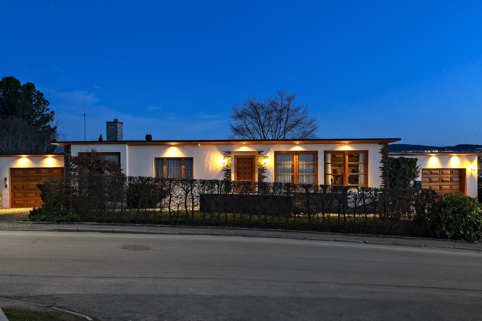 Fredelig beliggende mot enden av blindveg. På en høyde, spektakulær utsikt og sol fra morgen til kveld. Velkommen på visning! Galleribilde