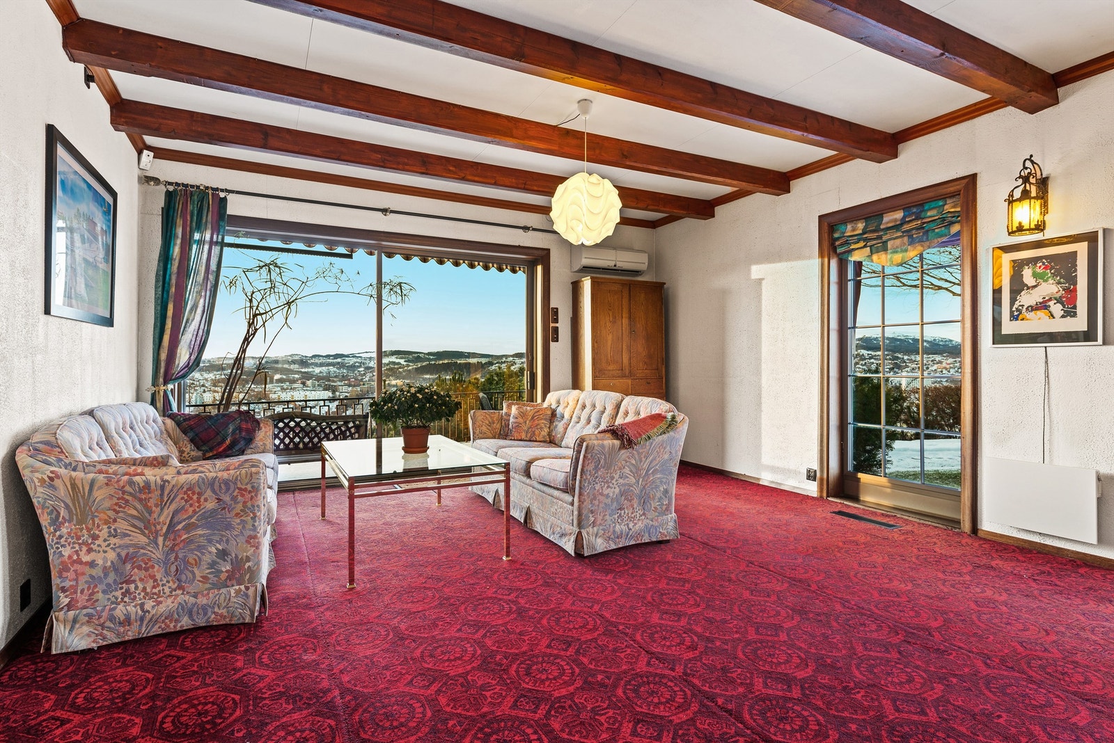 Hagestuen er en av første etasjes fire stuer. Rommet har store, flotte vinduer, samt utgang til terrasse og hage. Galleribilde