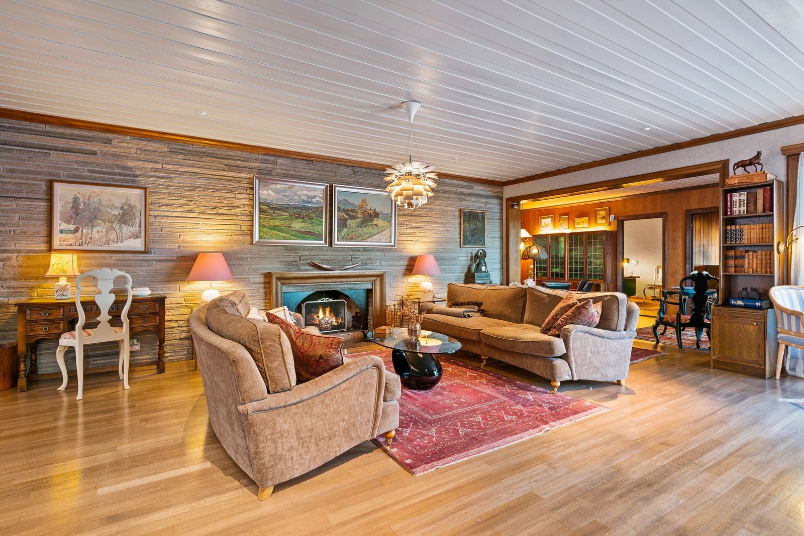 Peisestuen er selve hjertet i boligen med sin lune sjarm og flotte, påkostede detaljer. Galleribilde