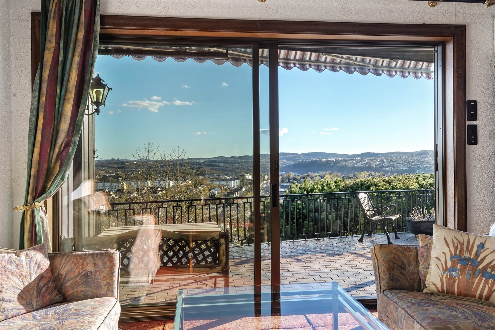 Utgang til steinlagt terrasse med vid utsikt og lang solgang. Galleribilde