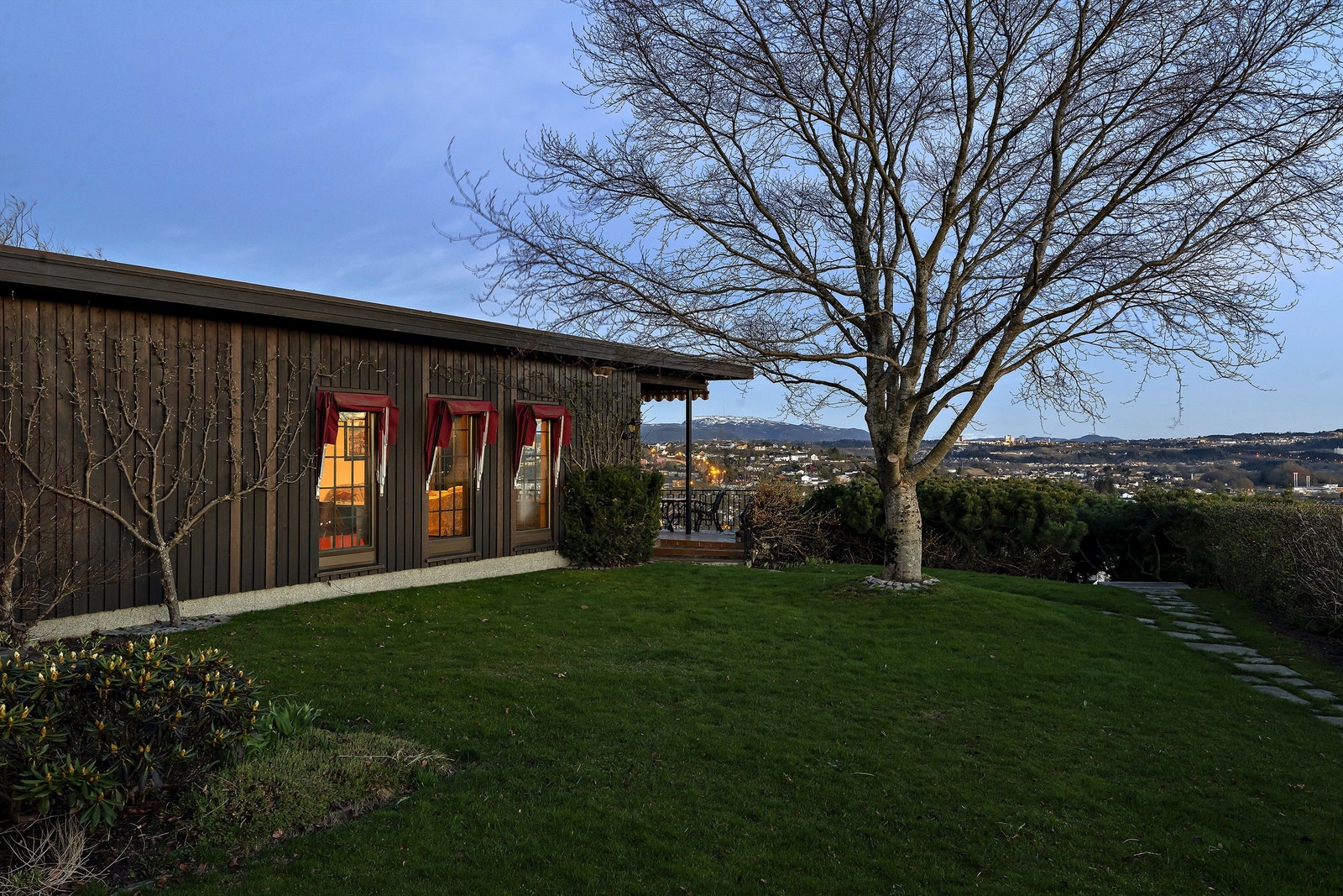 Rundt eneboligen kan du velge mellom flere hellelagte uteplasser, og solen kan følges gjennom hele dagen. Galleribilde