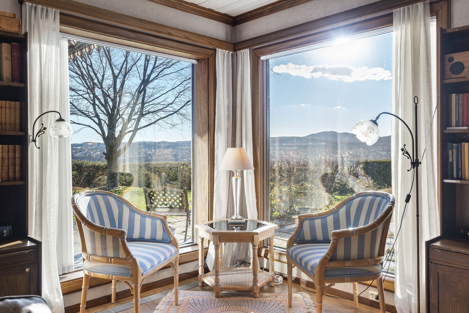 Store vindusflater gir flott utsyn over den frodige hagen. Galleribilde