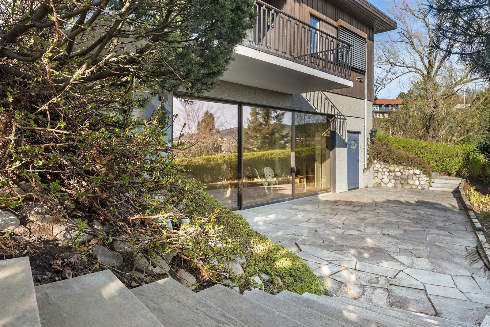 Underetasjen har egen inngang, samt herlig solrik markterrasse. Galleribilde