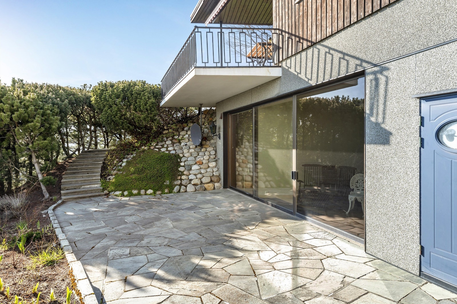 Trapper, forstøtingsmurer og terrasser er belagt med Oppdalsskifer og skifer fra Otta. Galleribilde