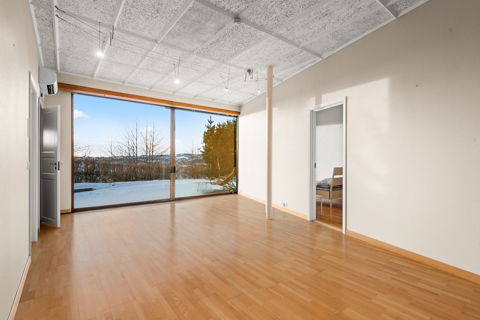 Tidligere var det svømmenbasseng i denne luftige og lyse kjellerstuen, og det er utgang til en solrik markterrasse. Det kan med enkle grep tilbakestilles til basseng. Galleribilde