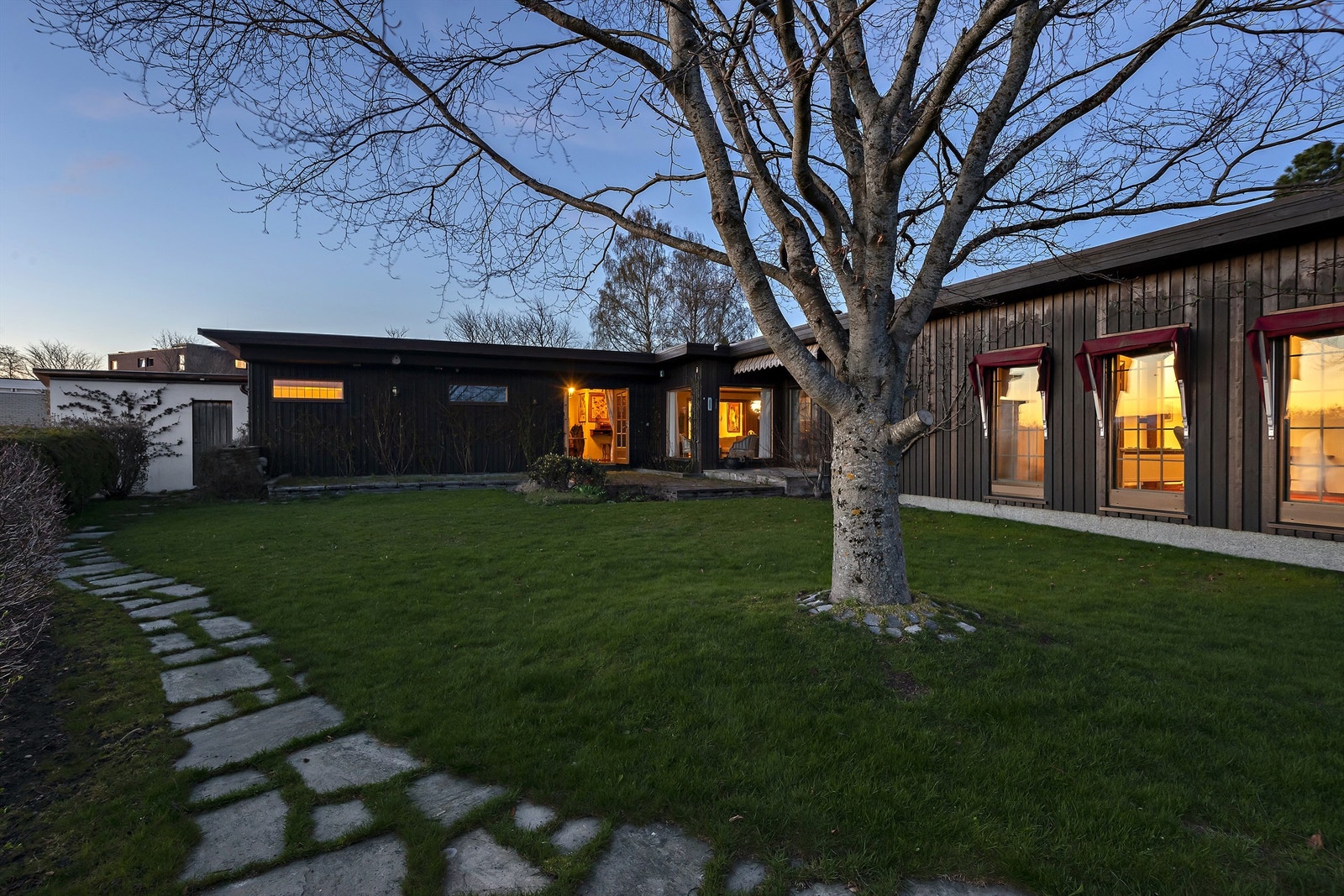 Det er lagt ned mye jobb i utformingen av den solrike, usjenerte tomten. Galleribilde