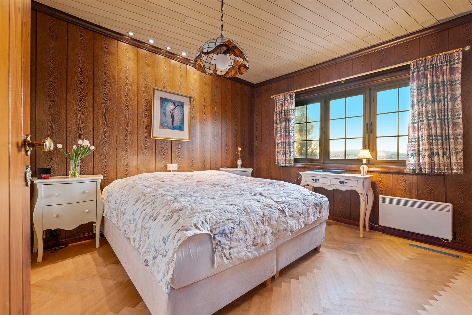 Hovedsoverommet er av god størrelse, og ligger i en egen fløy med tilknytning til bad/wc og omkledningsrom. Galleribilde