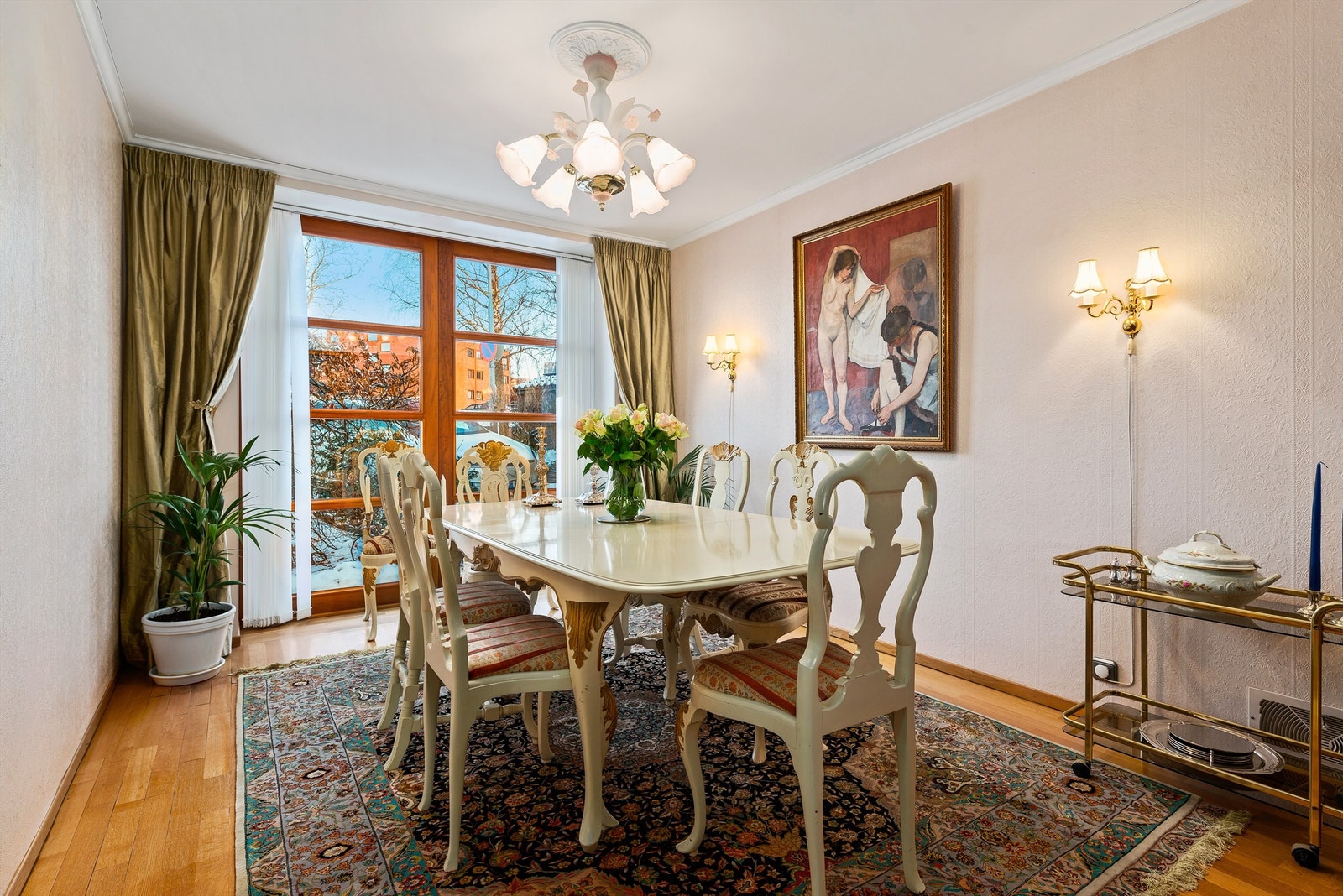 Stor spisestue i tilknytning kjøkkenet. Galleribilde