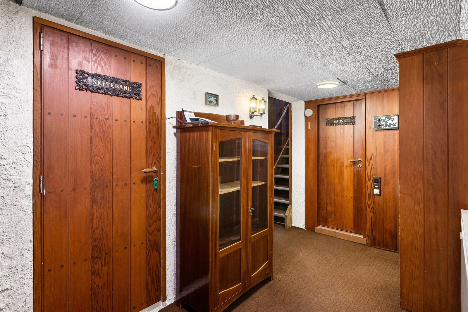 Innholdsrik underetasje med både badstue, omkledningsrom, skytebane og muligheter for å tilbakeføre til bassengavdeling. Galleribilde