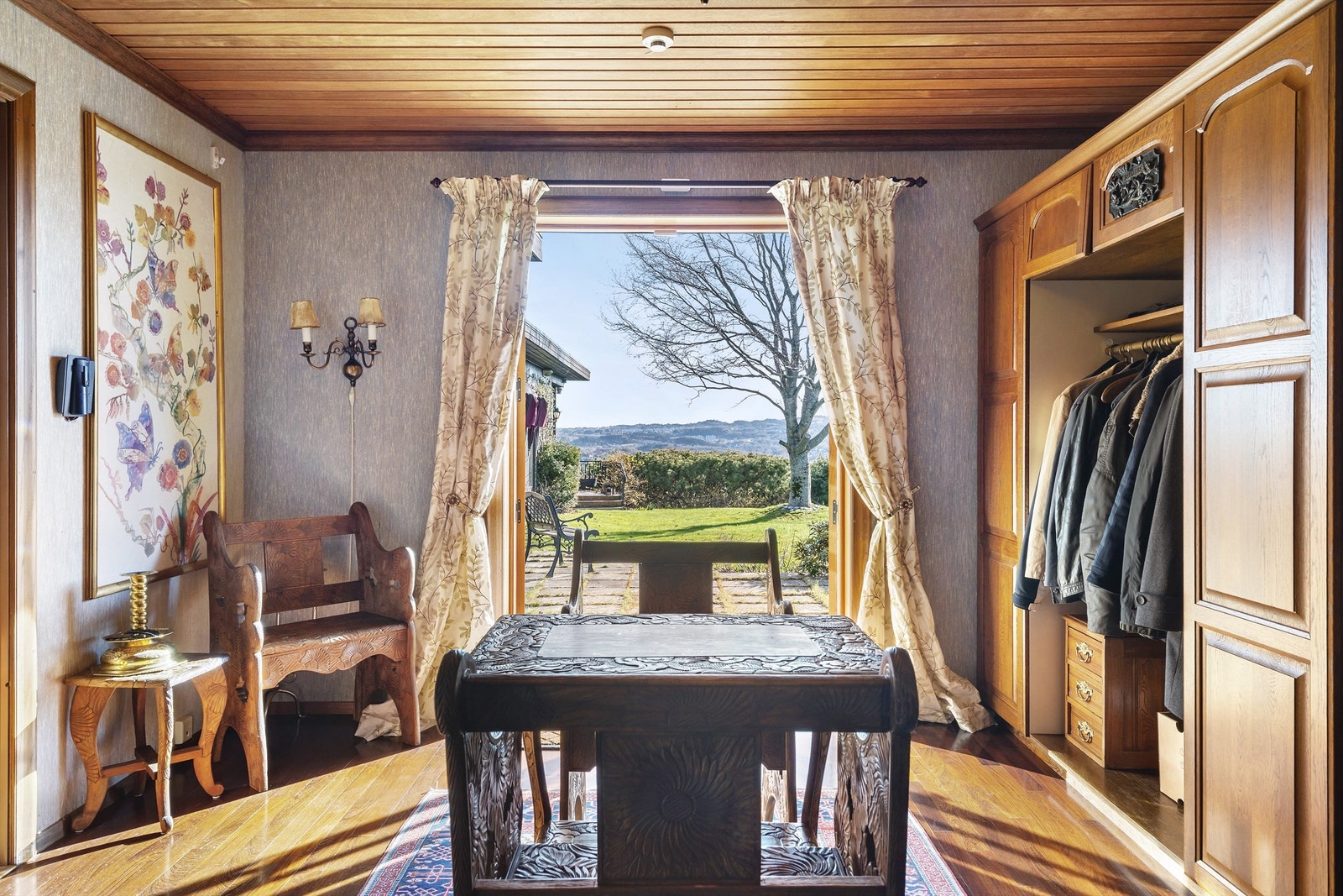 Velkommen inn! Gangen har utgang til sydvendt hage og uteplass, og rommet inneholder garderobeskap. Galleribilde