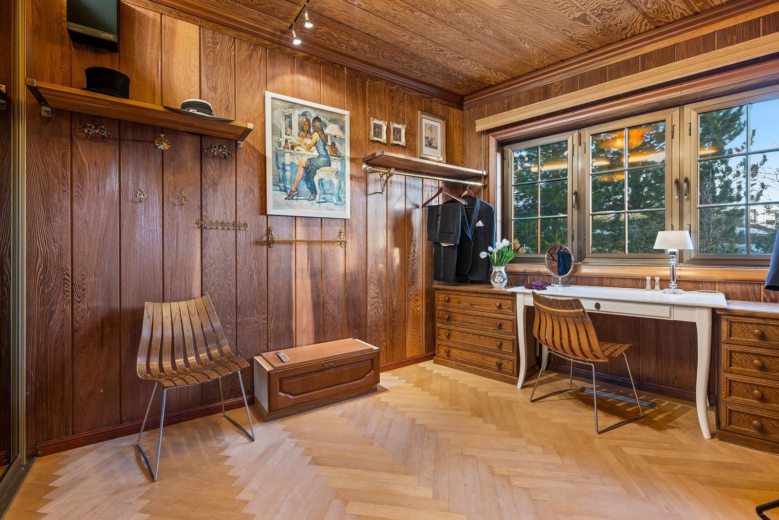 Ved soverommet i første etasje er det et romslig omkledningsrom med skyvedørsgarderobe. Galleribilde