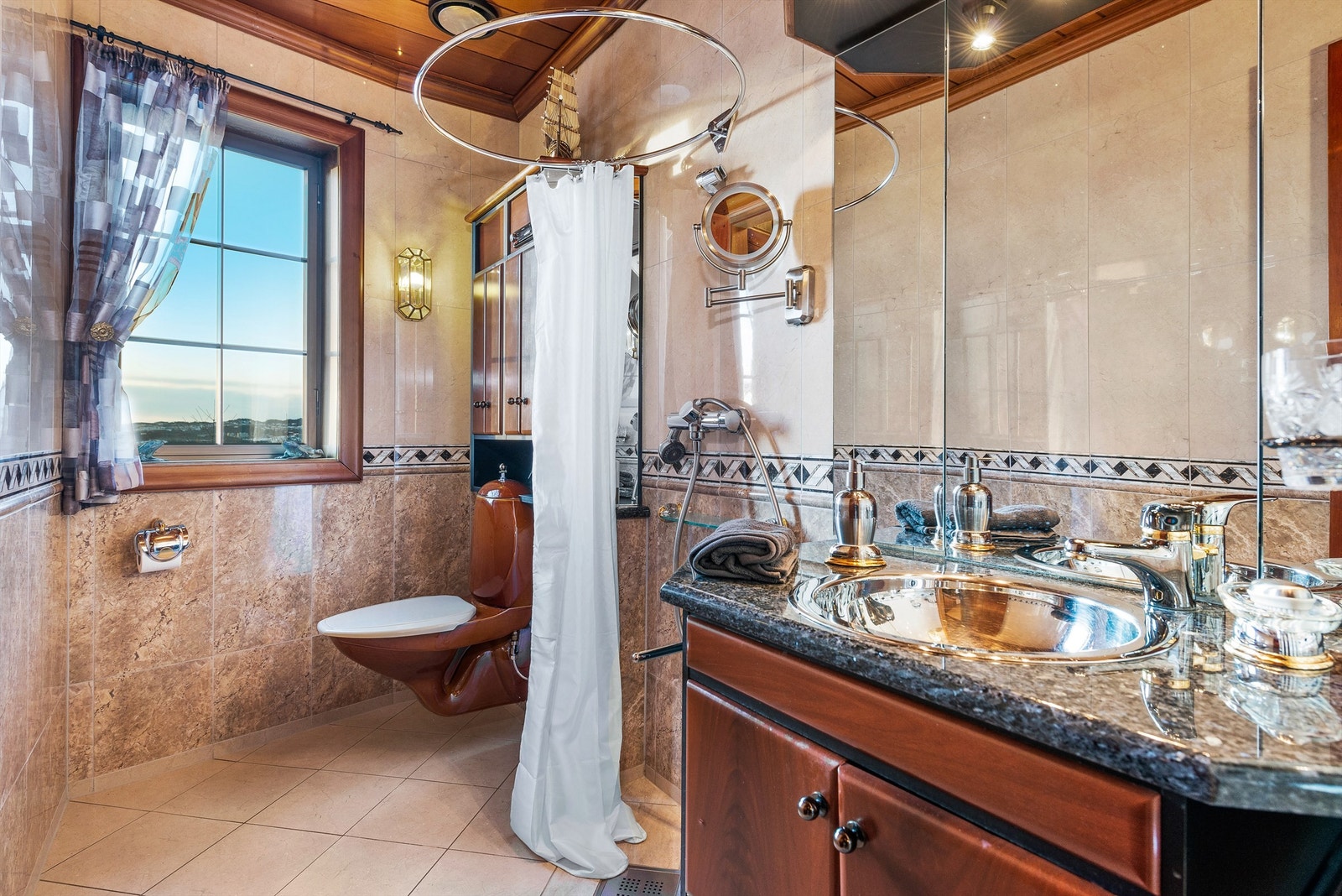 Badet ved hovedsoverommet er helfliset, samt utstyrt med gulvvarme, vegghengt toalett og dusjarmatur. Galleribilde