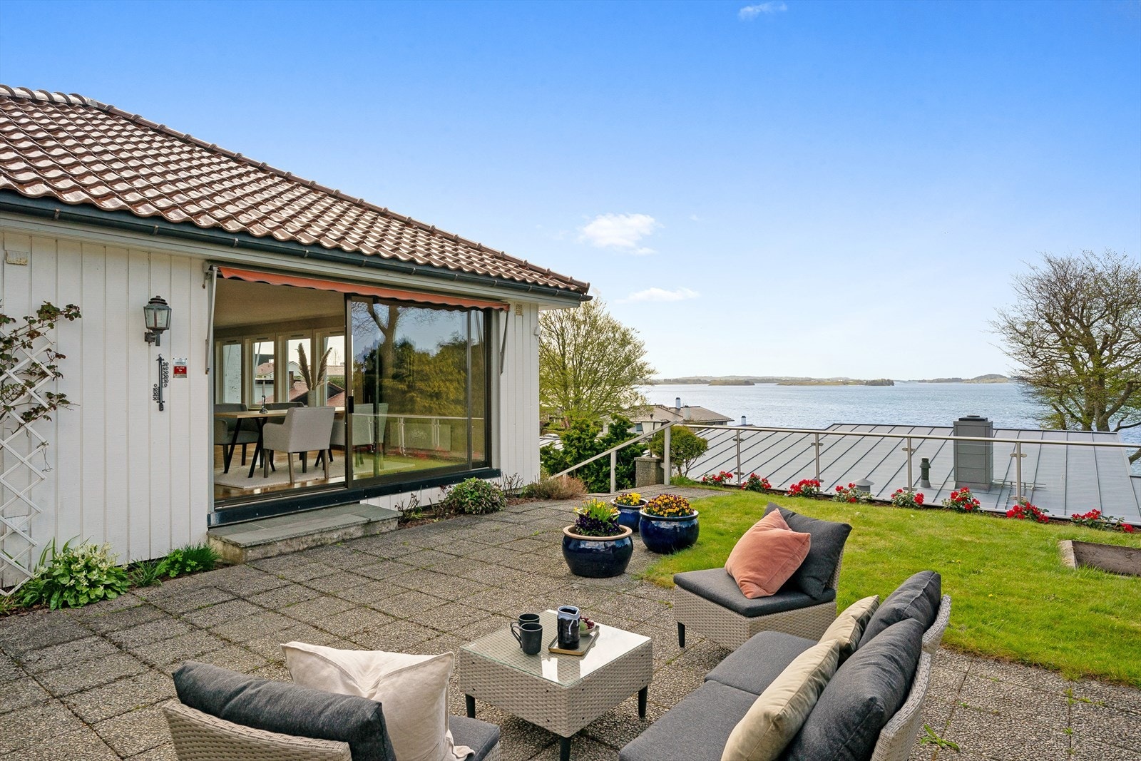Usjenert terrasse med flott utsikt og meget gode solforhold Galleribilde