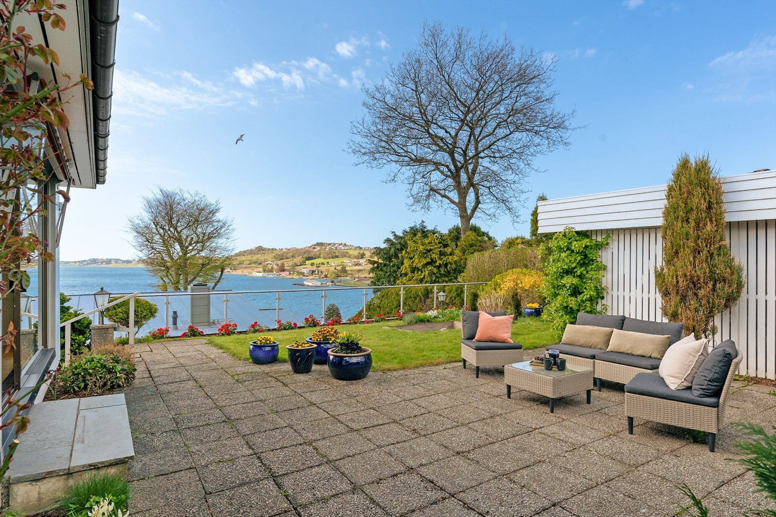 Usjenert terrasse med flott utsikt og meget gode solforhold Galleribilde