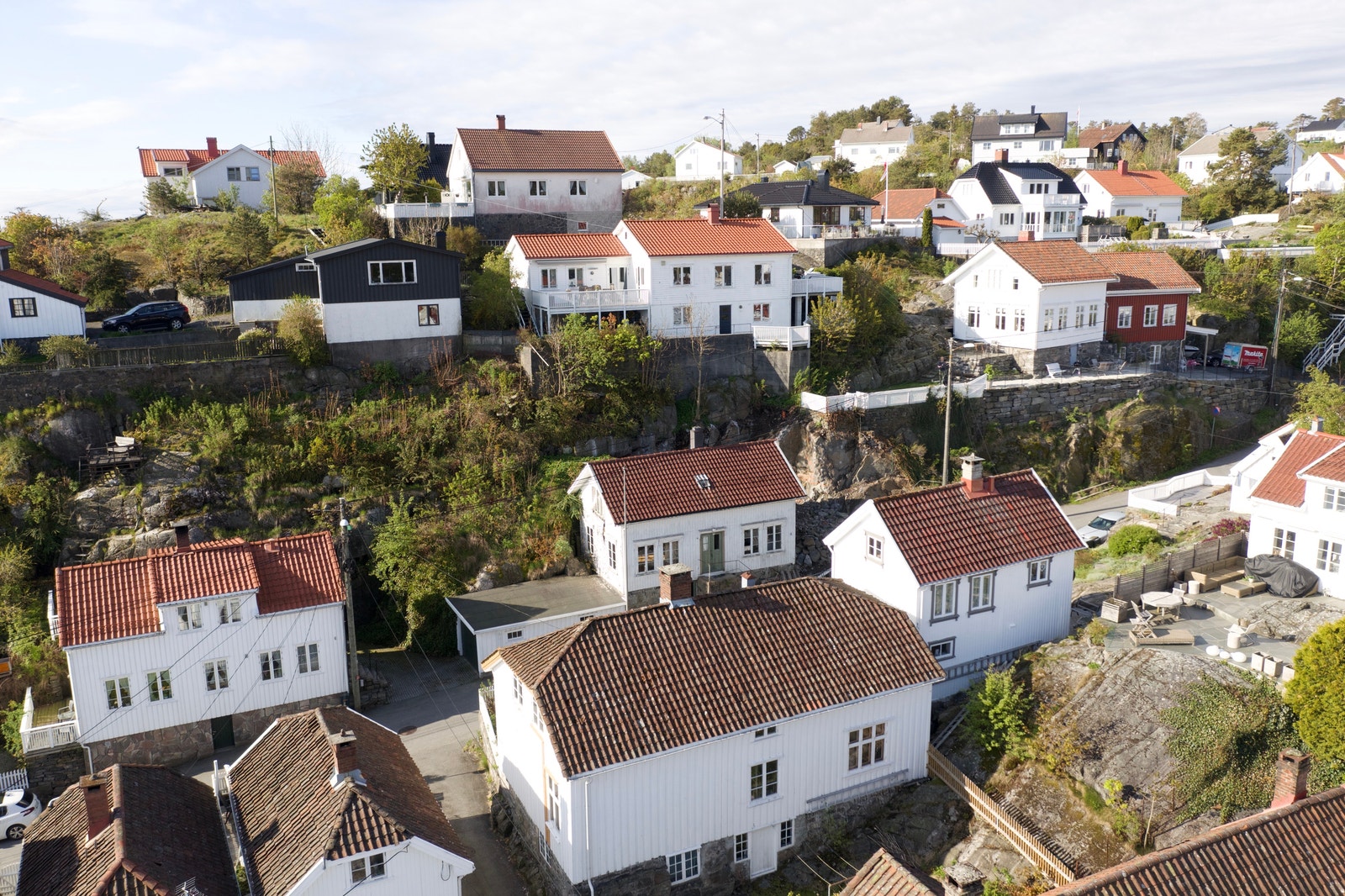 Hasdalgata 8 - Eiendommen sett fra byen (drone) Galleribilde