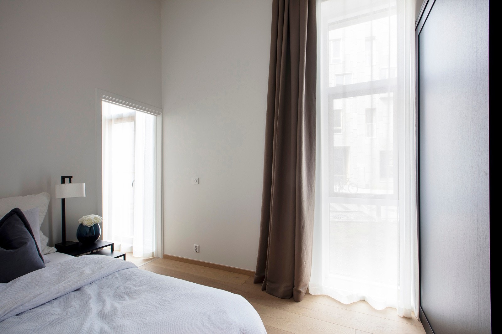 Soverom 2. Stor skyvedørsgarderobe som går over hele veggens bredde Galleribilde