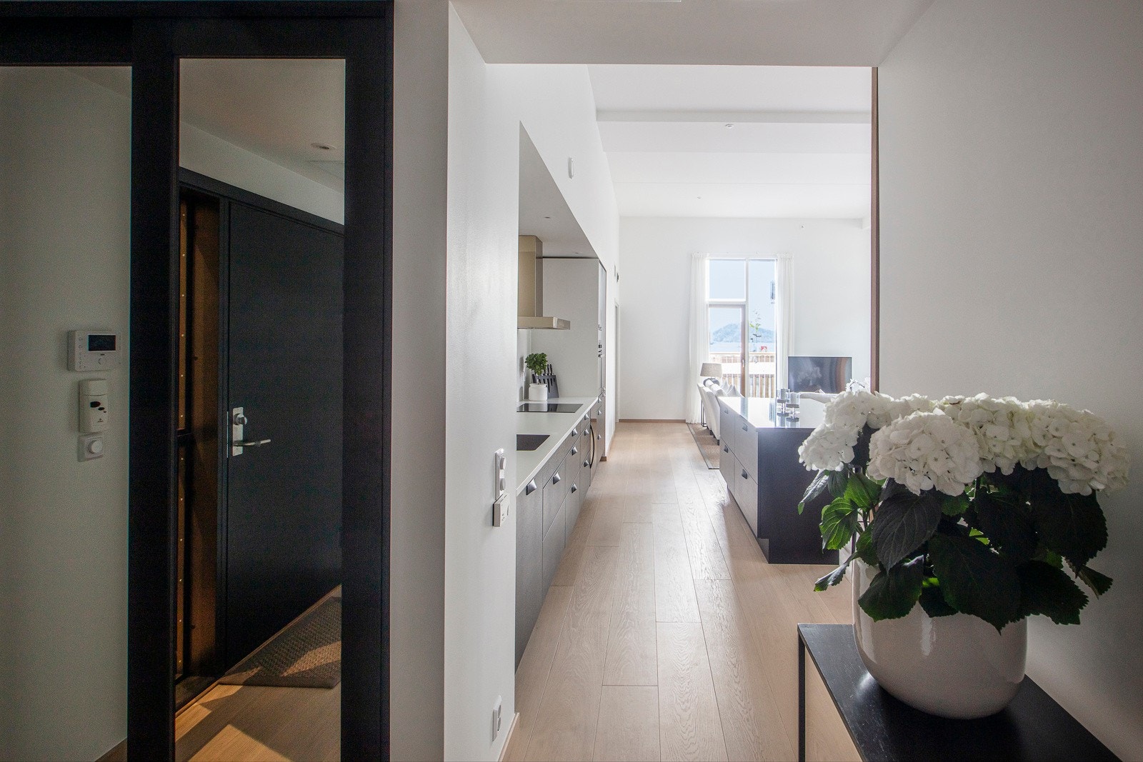 Romslig entré med skyvedørsgarderobe. Eget gjestetoalett i tilknytning til entré Galleribilde