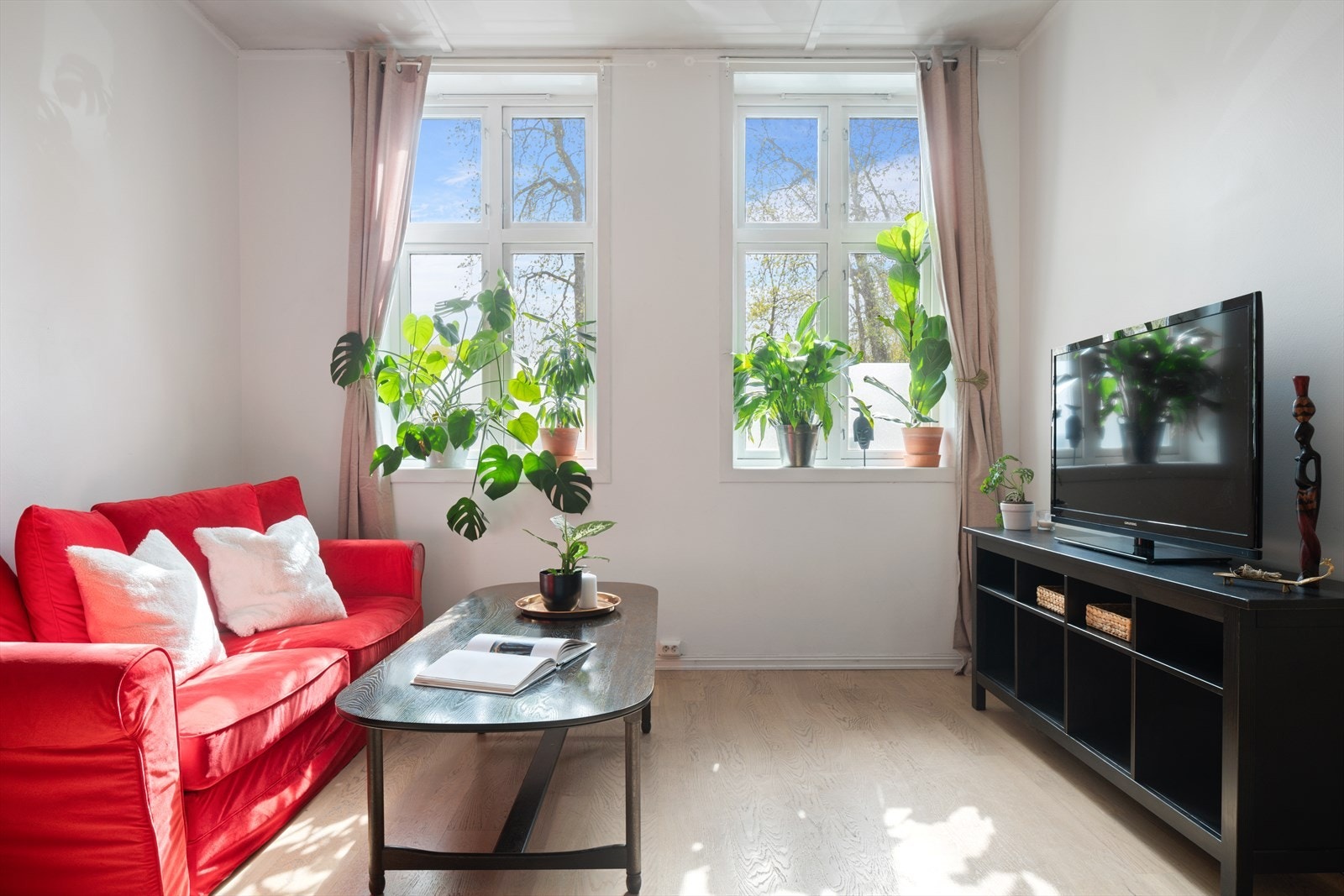 Store vindusflater som slipper inn rikelig med naturlig lys. Ingen innsyn! Galleribilde