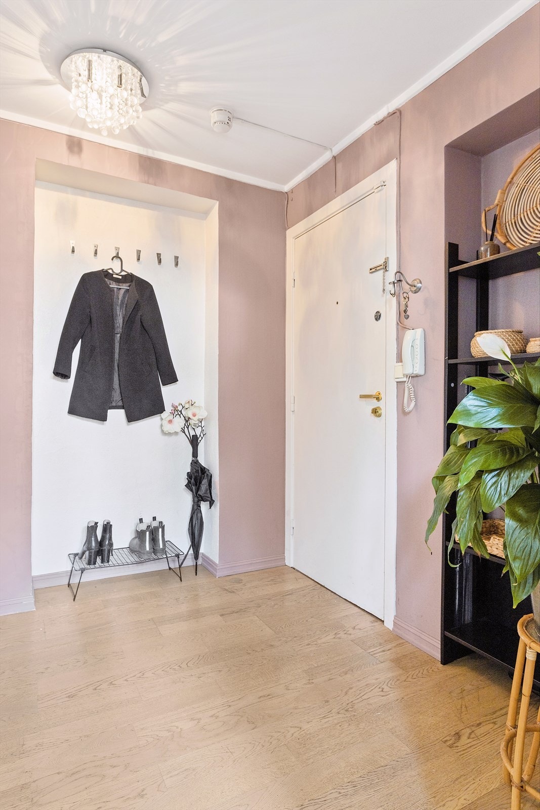 Velkommen inn! Entrén har god plass til yttertøy og sko. Dørcalling med åpner Galleribilde