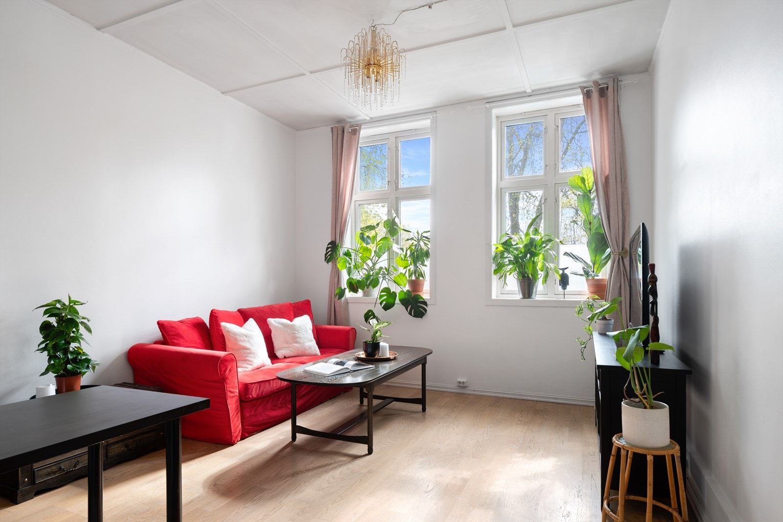 Stuen er romslig og kan enkelt innredes med både sofagruppe, tv-krok og diverse møblement Galleribilde