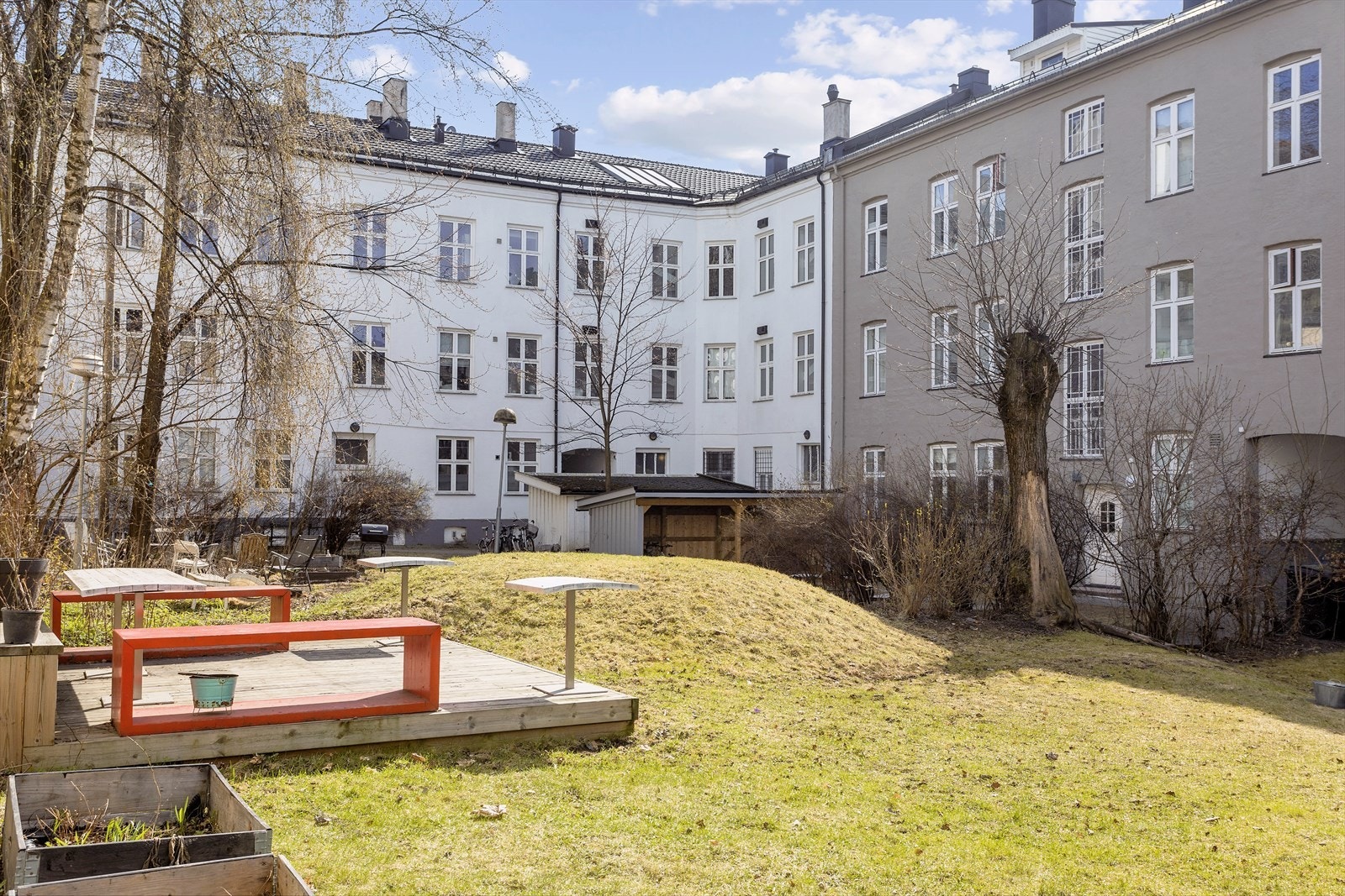 Hyggelig bakgård med felles sittegrupper Galleribilde