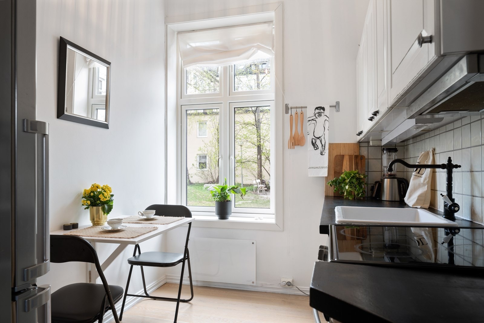 Praktisk og separat kjøkken med plass til spisebord Galleribilde