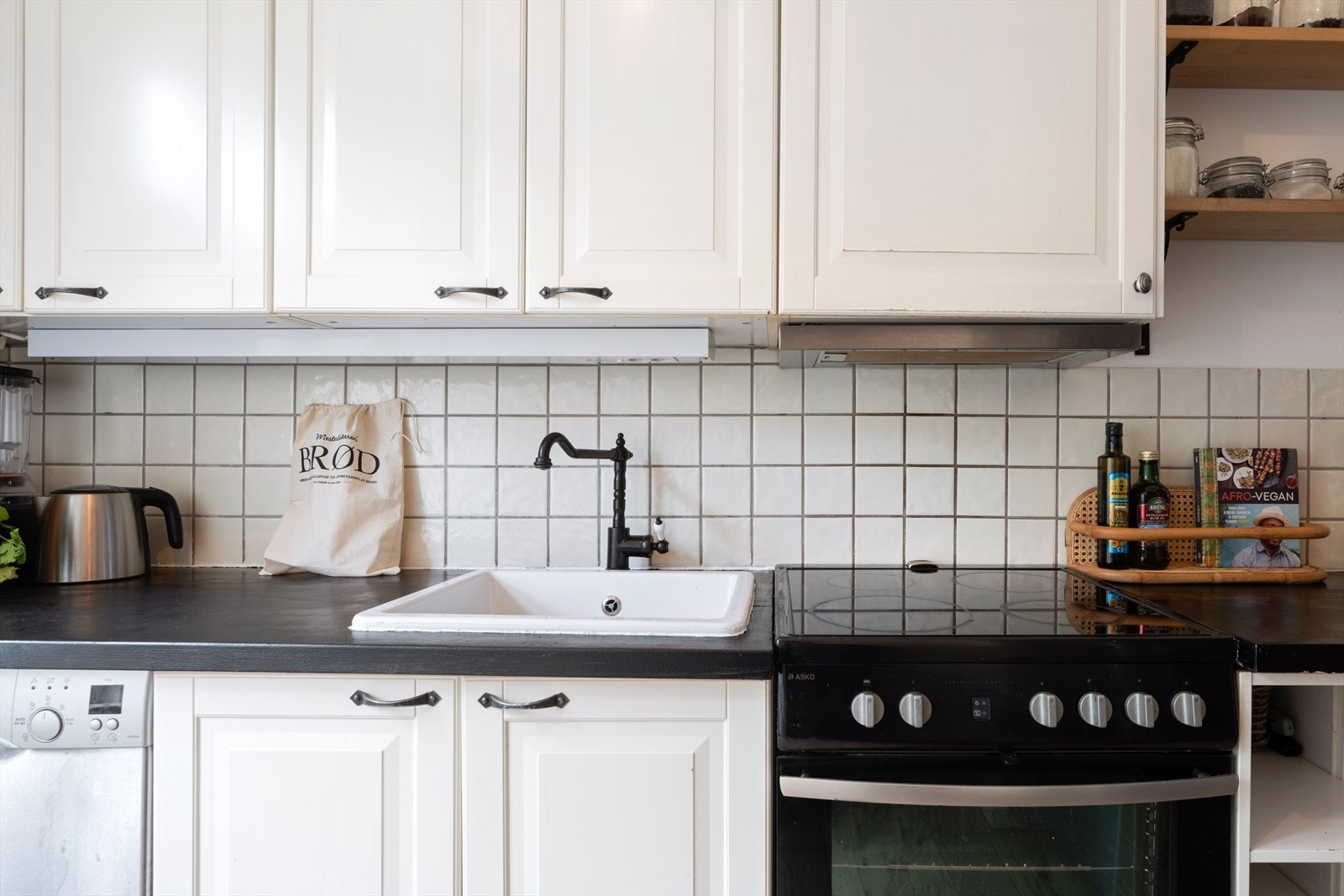 Her har du god skap/benkeplass med kjøkkeninnredning fra IKEA Galleribilde