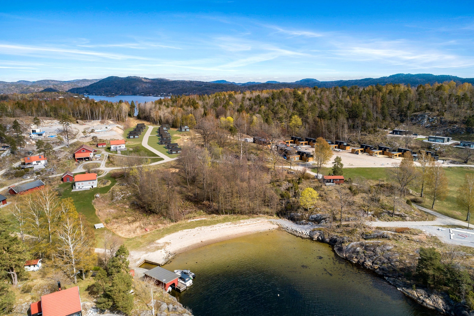 Badestranda med hytteområdet i bakkant Galleribilde