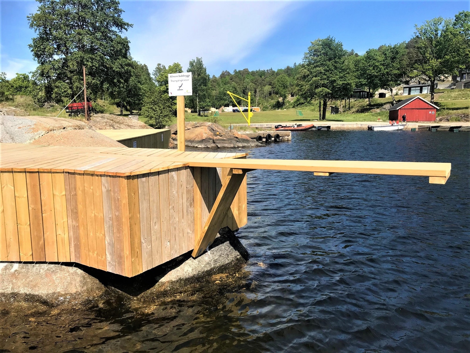 Stupebrett ved badebrygge sentralt på øya Galleribilde